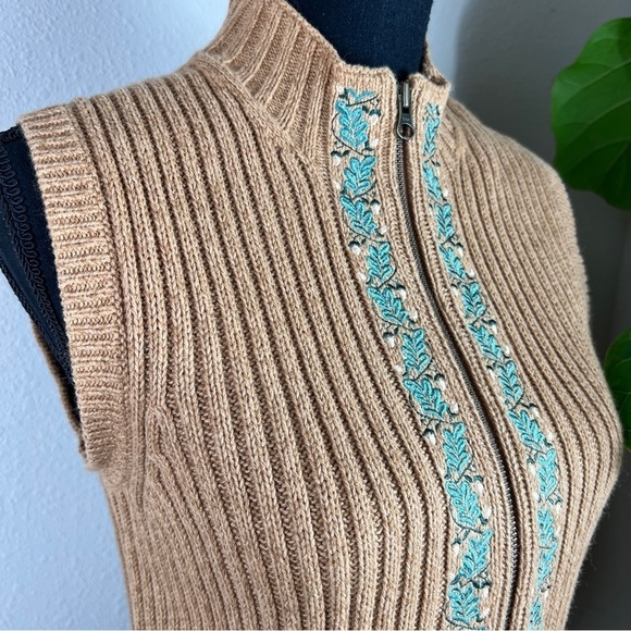 Woolrich Women’s Camel Knit Sleeveless Vest Full Zip, Floral Embroidery Medium - Picture 14 of 15